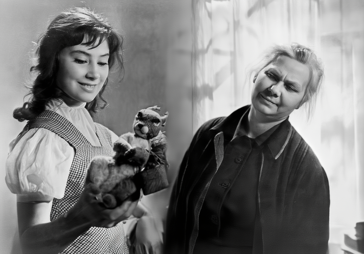 Кадр из фильма «Летят журавли», производство киностудии «Мосфильм», режиссёр Михаил Калатозов, 1957 г.