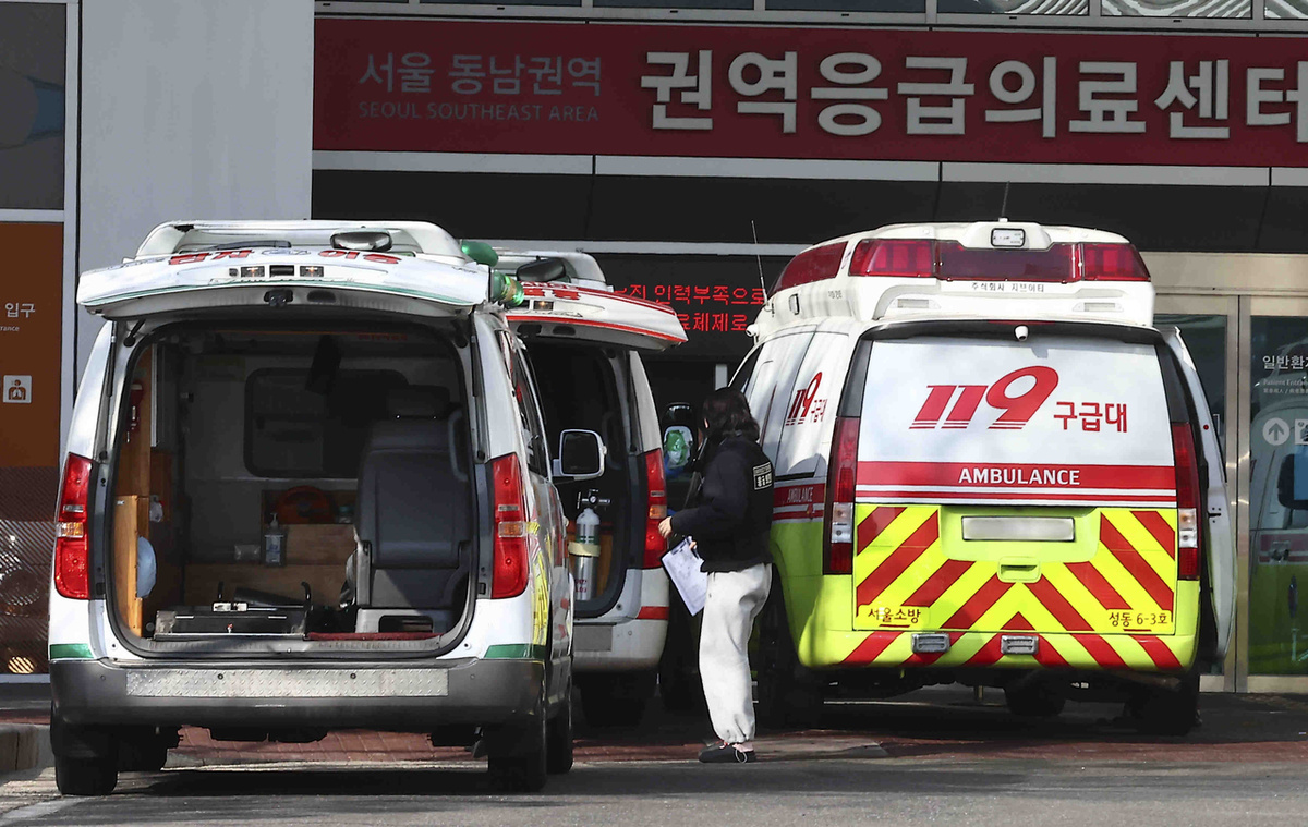 Машины скорой помощи припаркованы возле одной из больниц Сеула (Newsis)