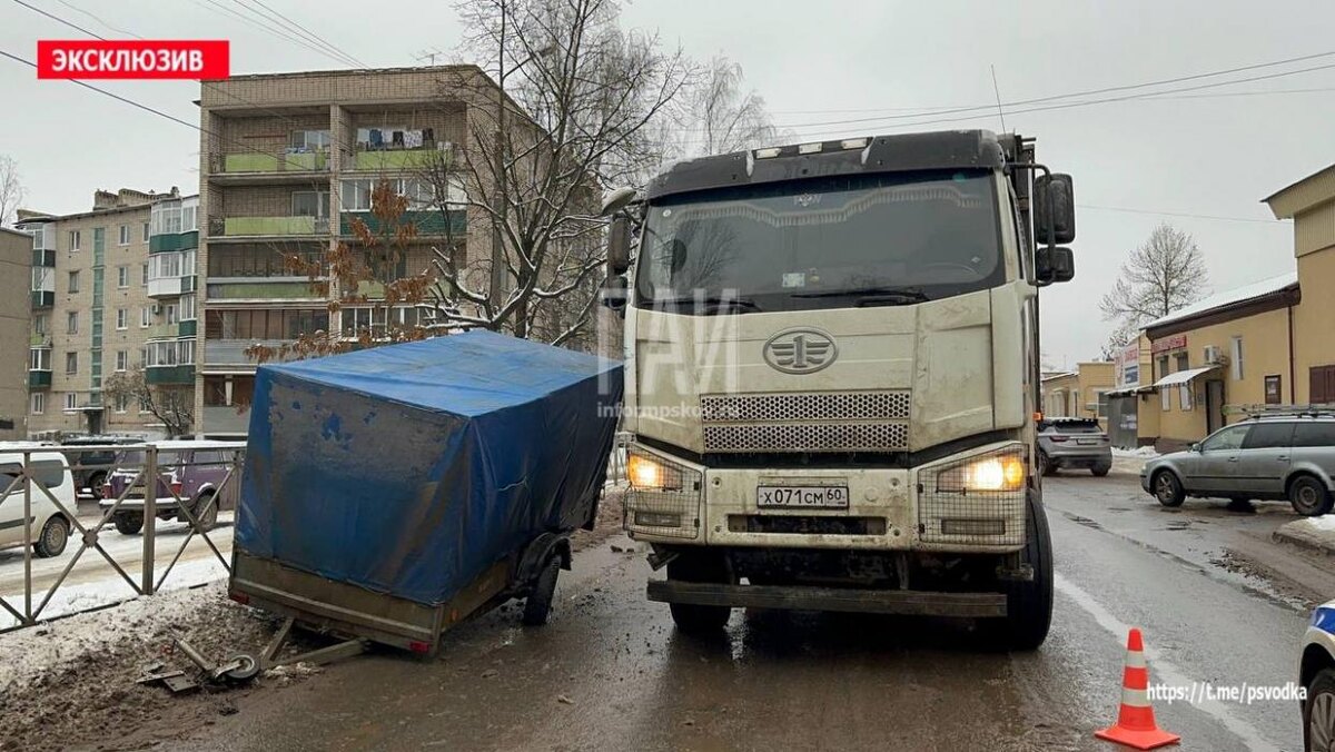Самосвал и автомобиль с прицепом столкнулись в Великих Луках
Фото: Telegram-канал «Псковская сводка. ПАИ»