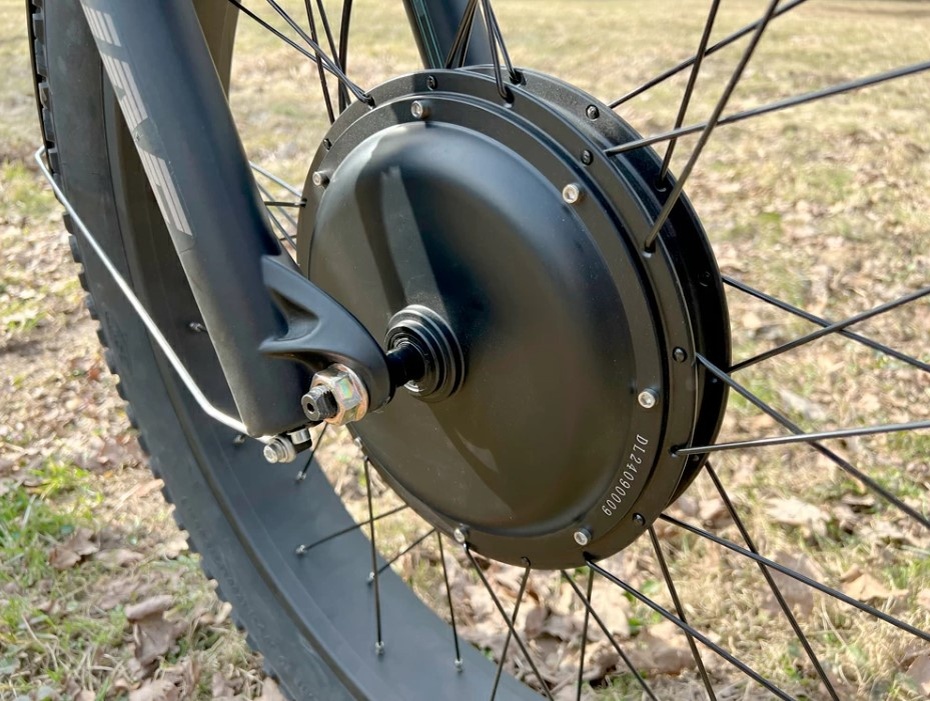 Мощный крутящий момент – палка о двух концах. Он помогает преодолевать песок и грязь, но требует от аккумулятора высокой отдачи, что сокращает его ресурс.