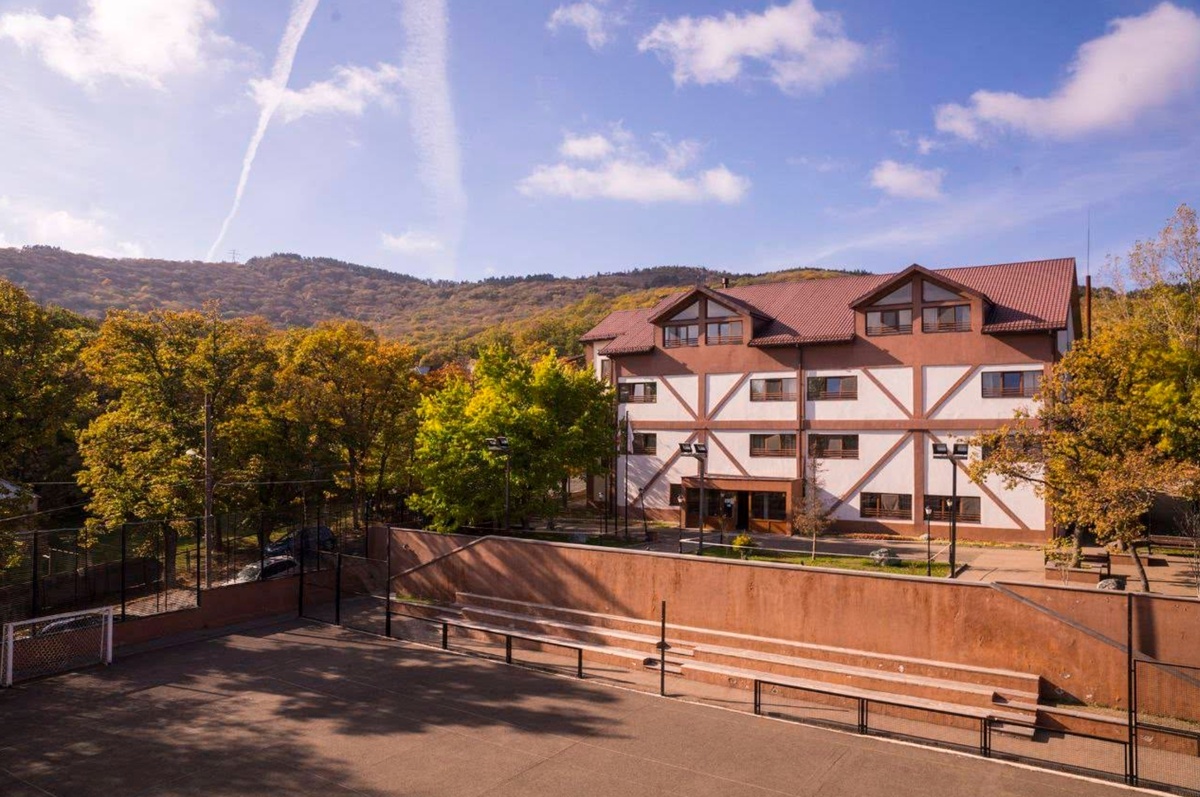 Школа Кикети с русскоязычным сектором