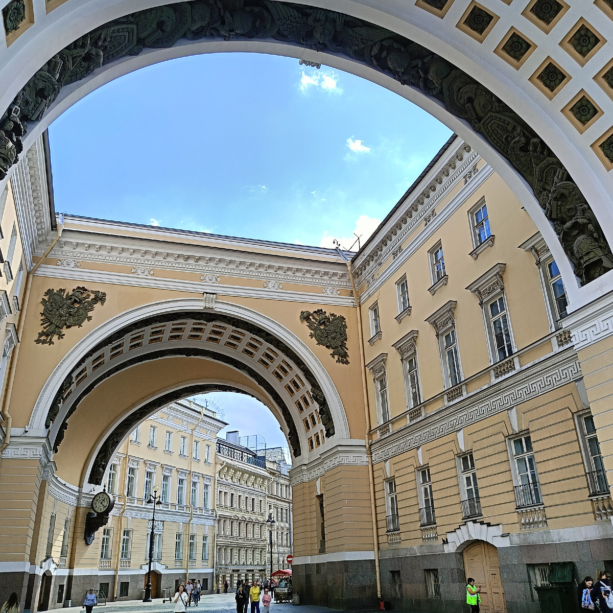 Главный Штаб Эрмитажа — это мир, в котором с каждым шагом раскрываются новые чудеса.