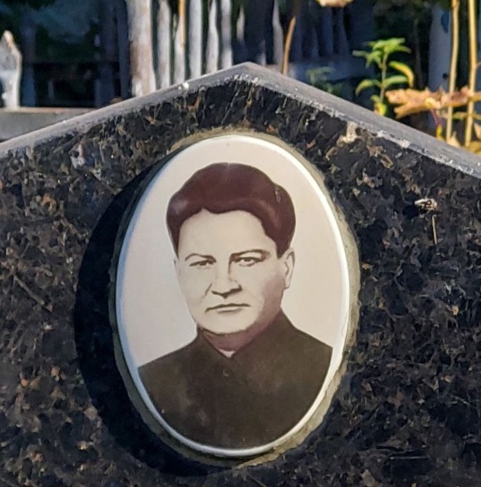 Фото автора. На памятнике последняя фотография комиссара из личного дела