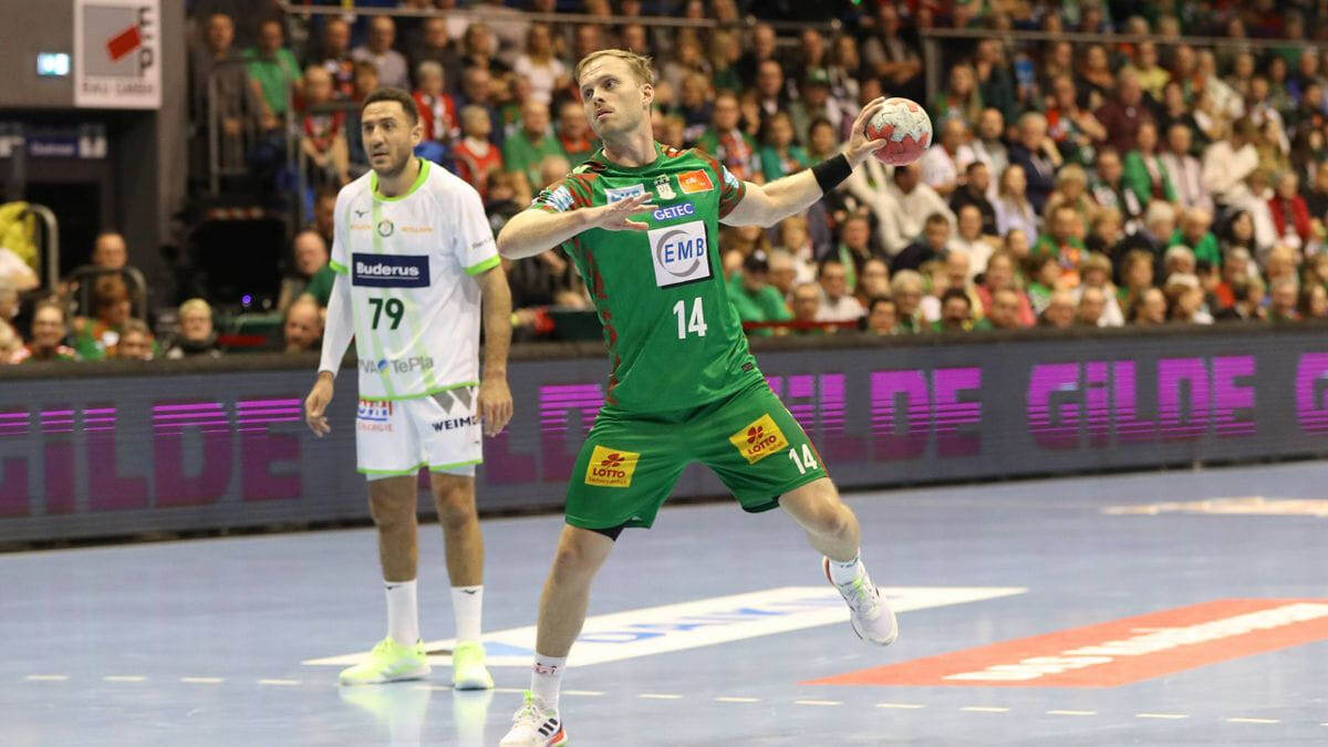    Омар Инги Магнуссон из "Магдебурга" исполняет семиметровый