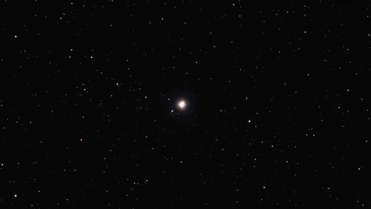    На изображении двойная звездная система Эта Кассиопеи. В центре главная звезда — Eta Cassiopeiae A, ее спутник — Eta Cassiopeiae В — почти не виден в ярком свете. / © David Ritter/Wikimedia Commons