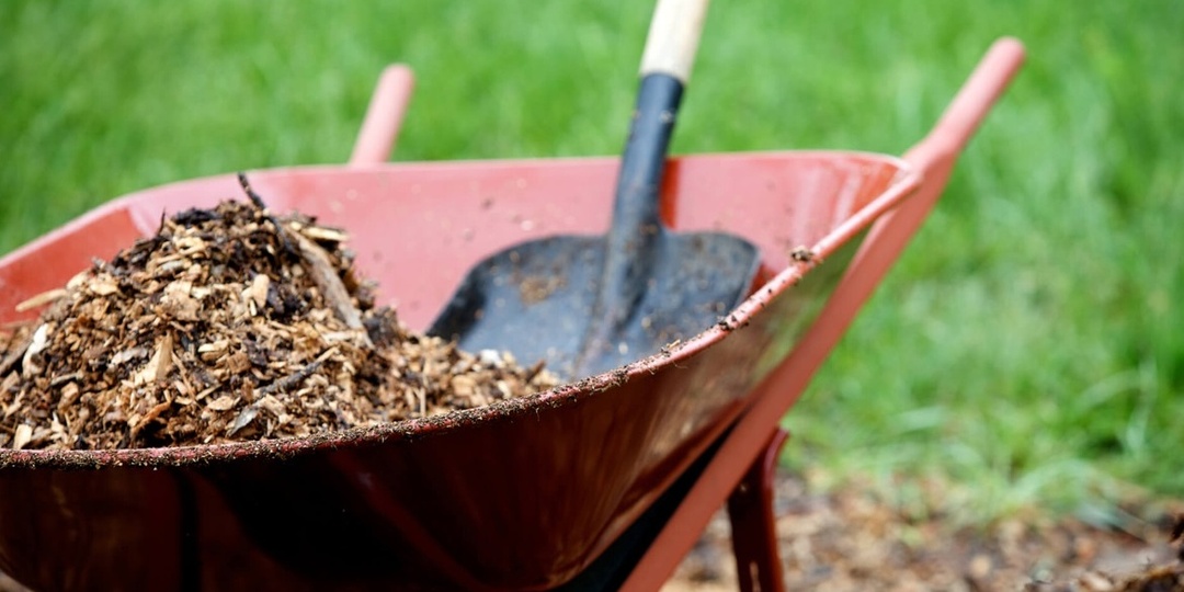 Заливаю древесные опилки горячим раствором в декабре. Весной удобрение готово