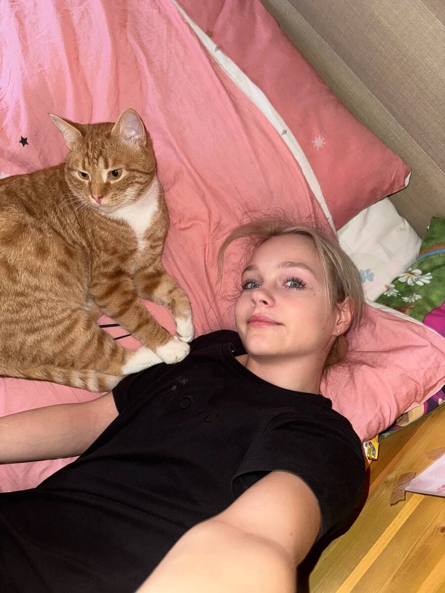 Лена со своим котом по кличке «Фунтик»