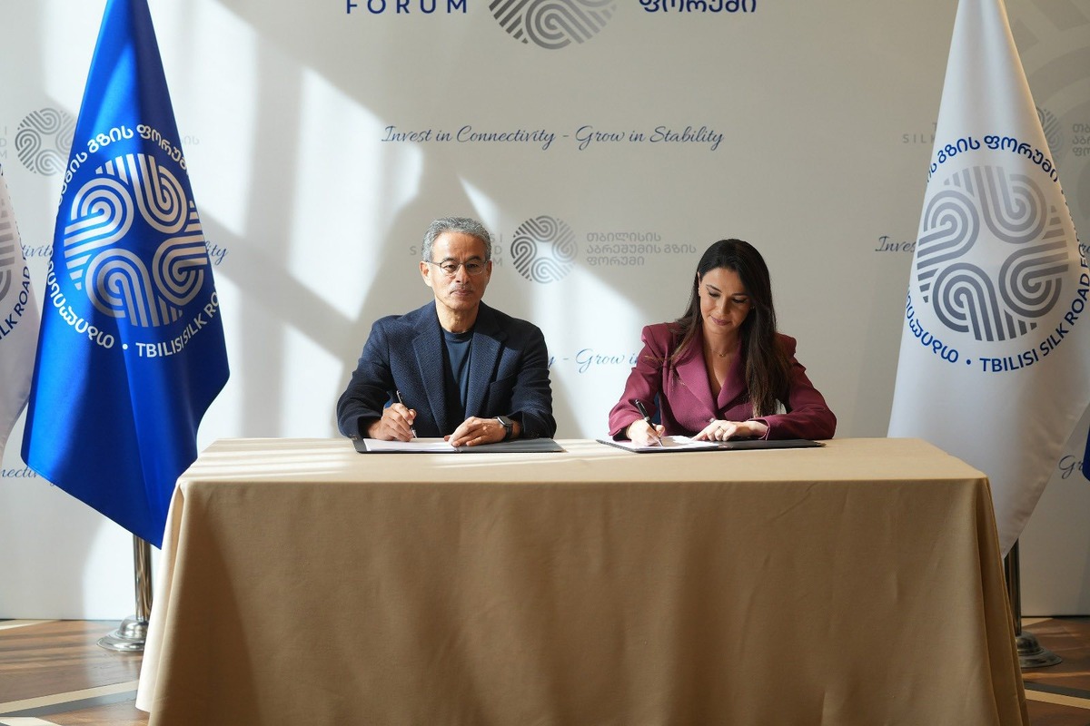 Глава минэкономики Грузии и директор компании Emaar Group подписывают инвестиционное соглашение на форуме Шелкового пути в Тбилиси 