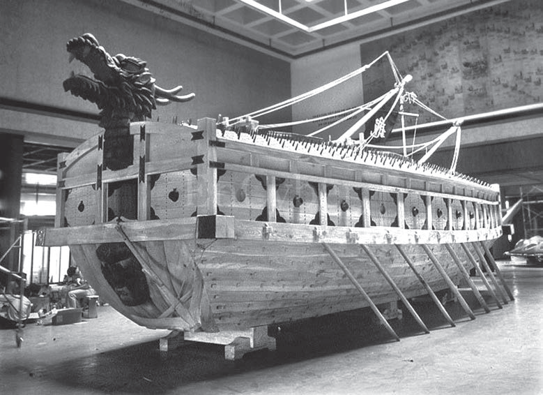 Модель корейского кобуксона — корабля-черепахи — в музейной экспозиции