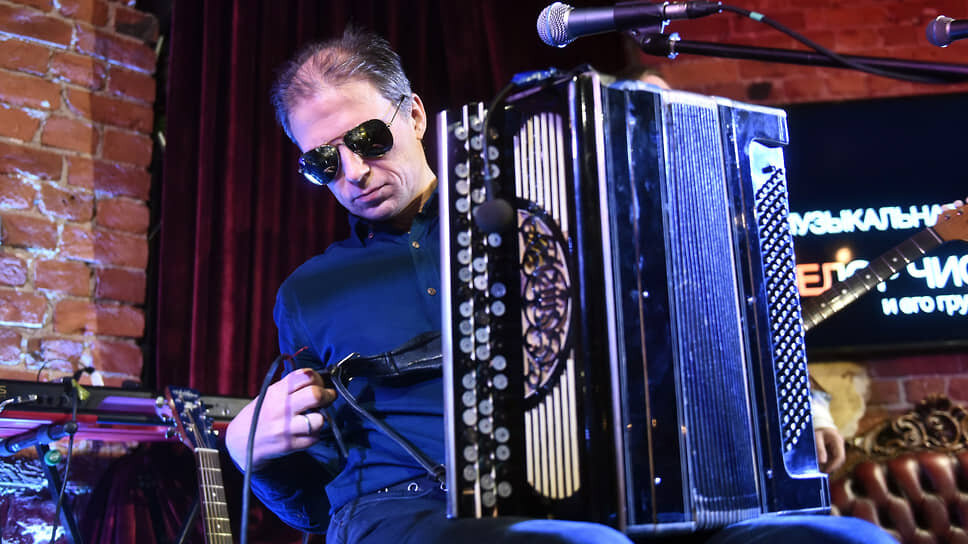 Музыкальный вечер в формате «квартирник» «Время легенд», организованный издательским домом «Коммерсантъ – Санкт-Петербург». Музыкант Федор Чистяков на вечере..📷Фото: Александр Коряков / Коммерсантъ