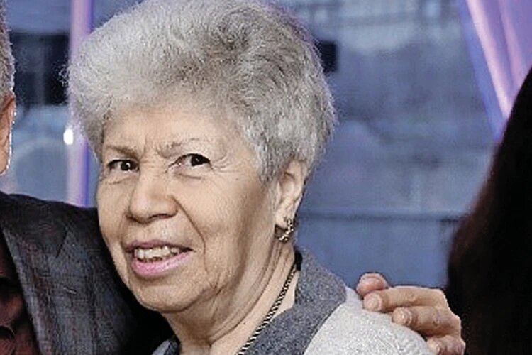 Мама певца написала биографию своего знаменитого сына. Фото: Личный архив.