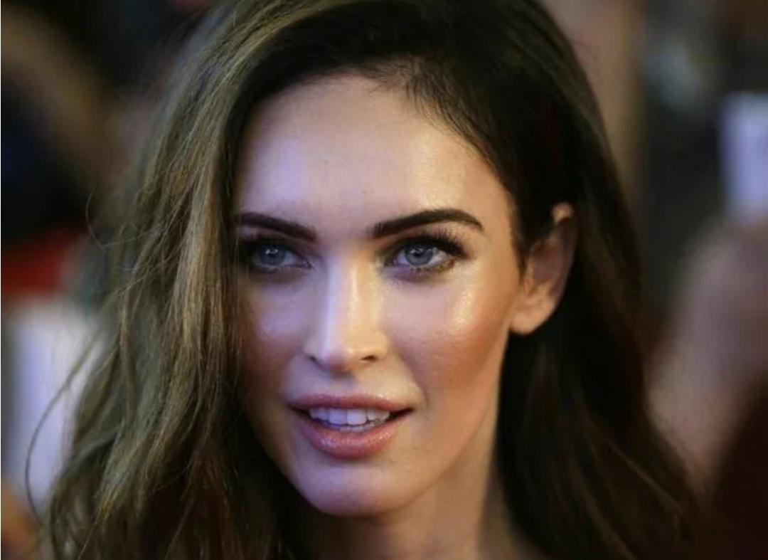 Меган Фокс говорят, что у нее толпа поклонников, воздыхателей и фанатов