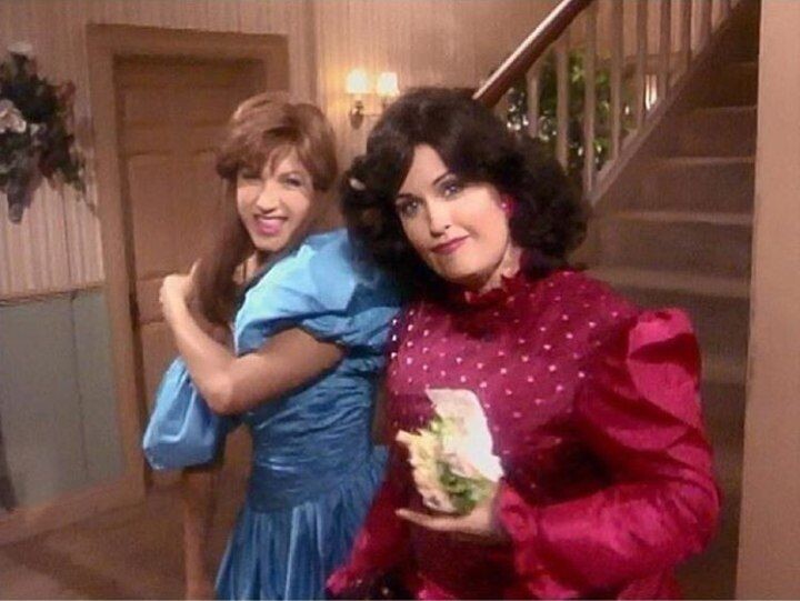 Рейчел и Моника перед школьным выпускным