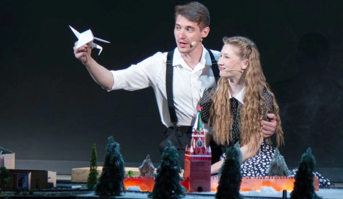     Сцена из спектакля "Летят журавли" . Источник: rg.ru Автор фото: Иркутский музыкальный театр