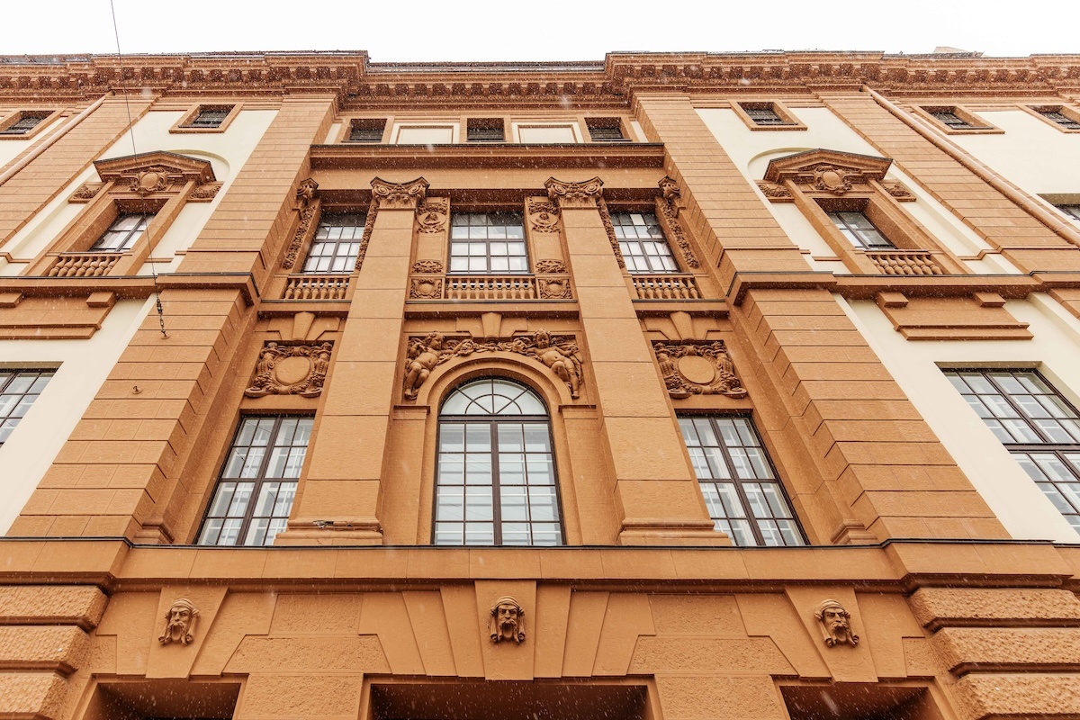    В работах по реставрации задействовано более 250 специалистов различной квалификации