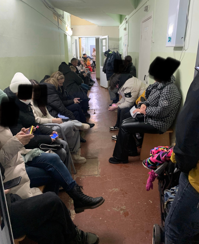  Жители Ижевска ждут приема в кабинет первичного приема. Фото: Злой Ижевчанин