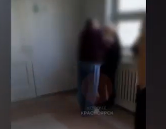     В Красноярской школе учительница набросилась на ученика
