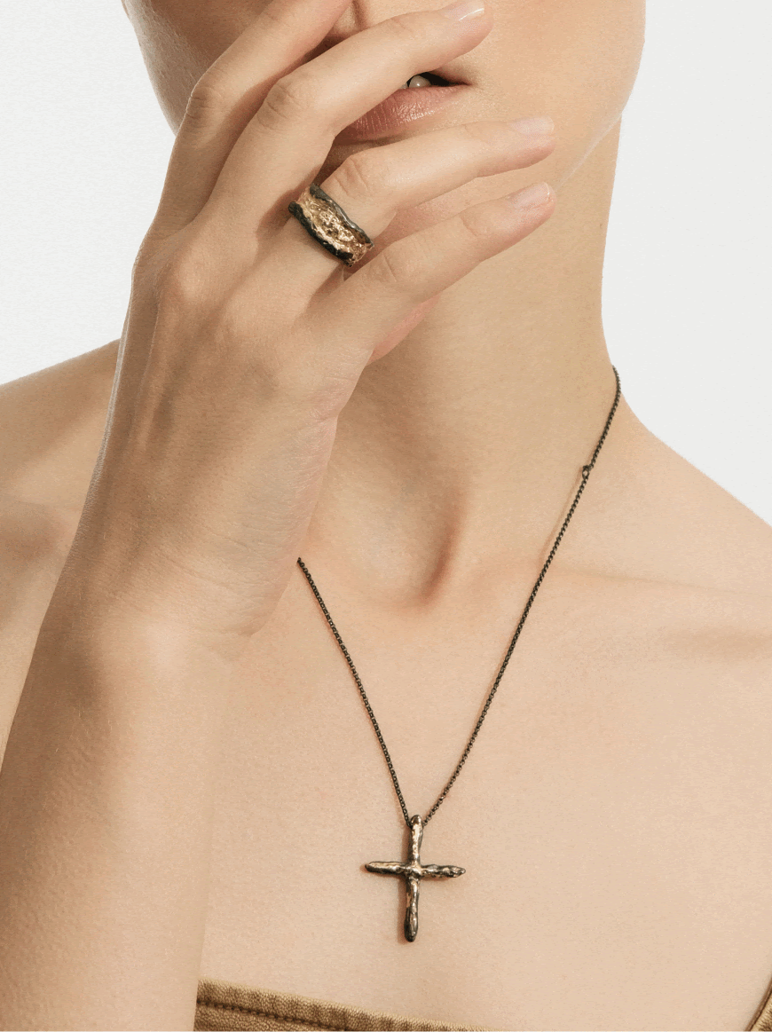 Подвеска в виде креста soul из серебра Kintsugi Jewelry арт. 48938, серебристое колье card holder Rick Owens арт. 55044, позолоченные серьги с кристаллами и жемчугом step cut pearl crystal Phenomenal Studio арт. 38876