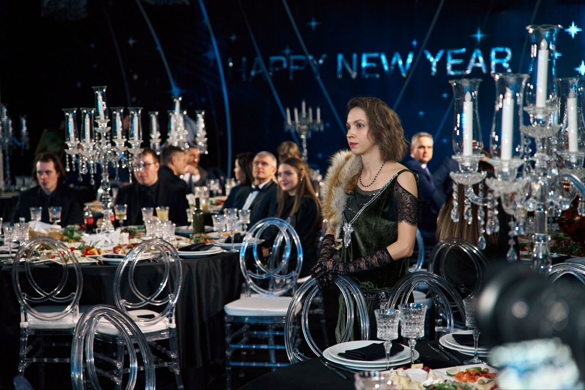 Меха, хрусталь и атмосфера той эпохи.