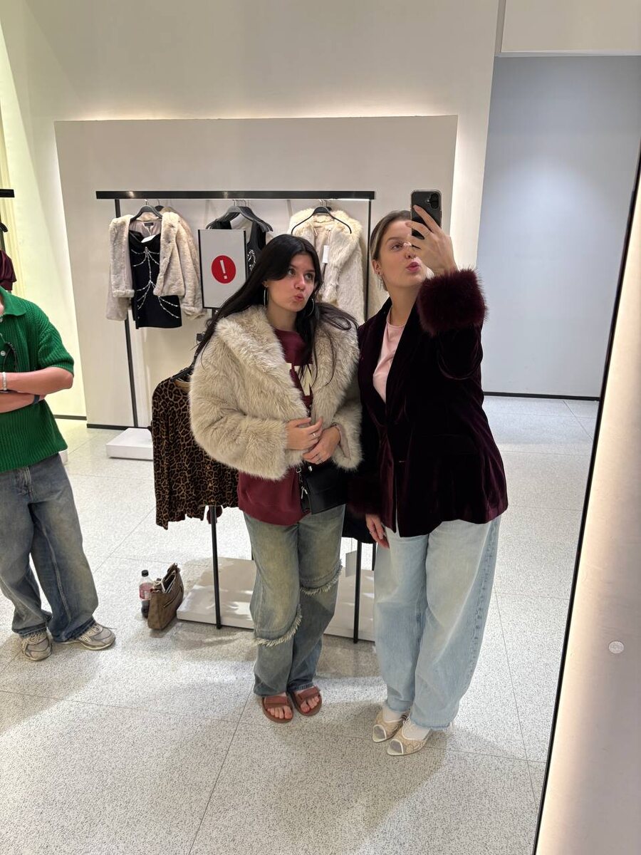 Такие шмотки мы подобрали в ТЦ. Как вам?