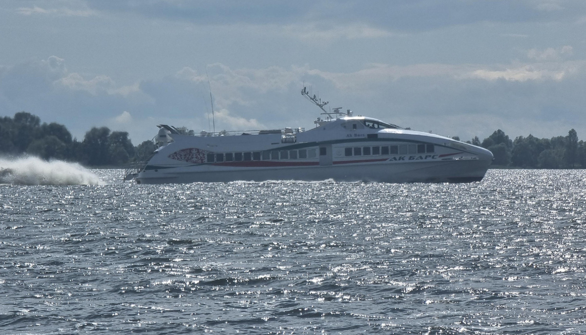 Теплоход «Ак Барс», пролетающий мимо моего лагеря. Настоящий космический корабль на воде!🛸