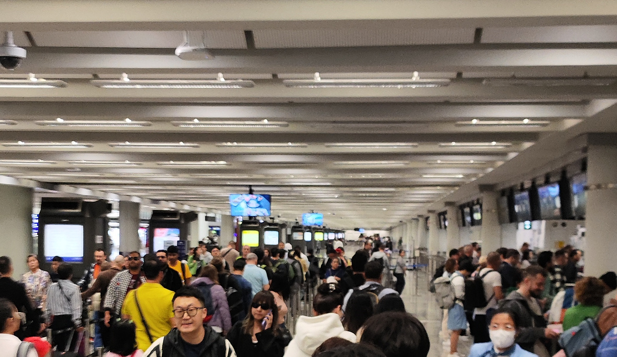 С нами приземлилось еще несколько самолетов, поэтому народу на таможне было очень много