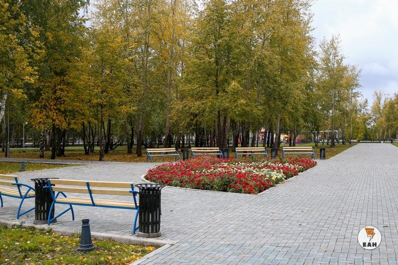    ЕАН / Лавочки и клумба в парке