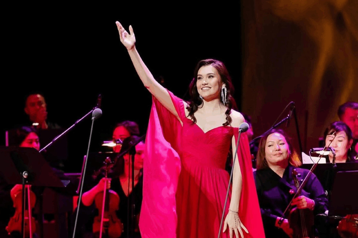 Добрый вечер всем.

🌍 Международный конкурс — это не просто сцена. Это зеркало, в котором отражается путь певца.

Когда вокалист выходит за пределы своей страны, он словно выходит из привычного акустического пространства — и сталкивается с новой энергетикой, культурой, школой звукоизвлечения.  
Там нельзя «спрятаться» за знакомой залой или привычным жюри. Там слышно всё — и подлинность, и фальшь, и внутреннюю свободу.

🎶 Конкурс такого уровня — не про «лучший голос». Это про то, кто умеет рассказать историю через звук, донести до слушателя правду произведения, не потеряв себя.

И да, бывает сложно: разная акустика, стресс, языковой барьер. Но именно эти испытания формируют сценическую устойчивость, артистизм, вокальную зрелость.

Иногда певец возвращается с конкурса без диплома, но с новым голосом — более зрелым, осознанным, глубоким. И это, пожалуй, самая ценная победа.

💭 А вы бы хотели попробовать себя на международной сцене? Что в этом волнует больше — жюри, публика или неизвестность?