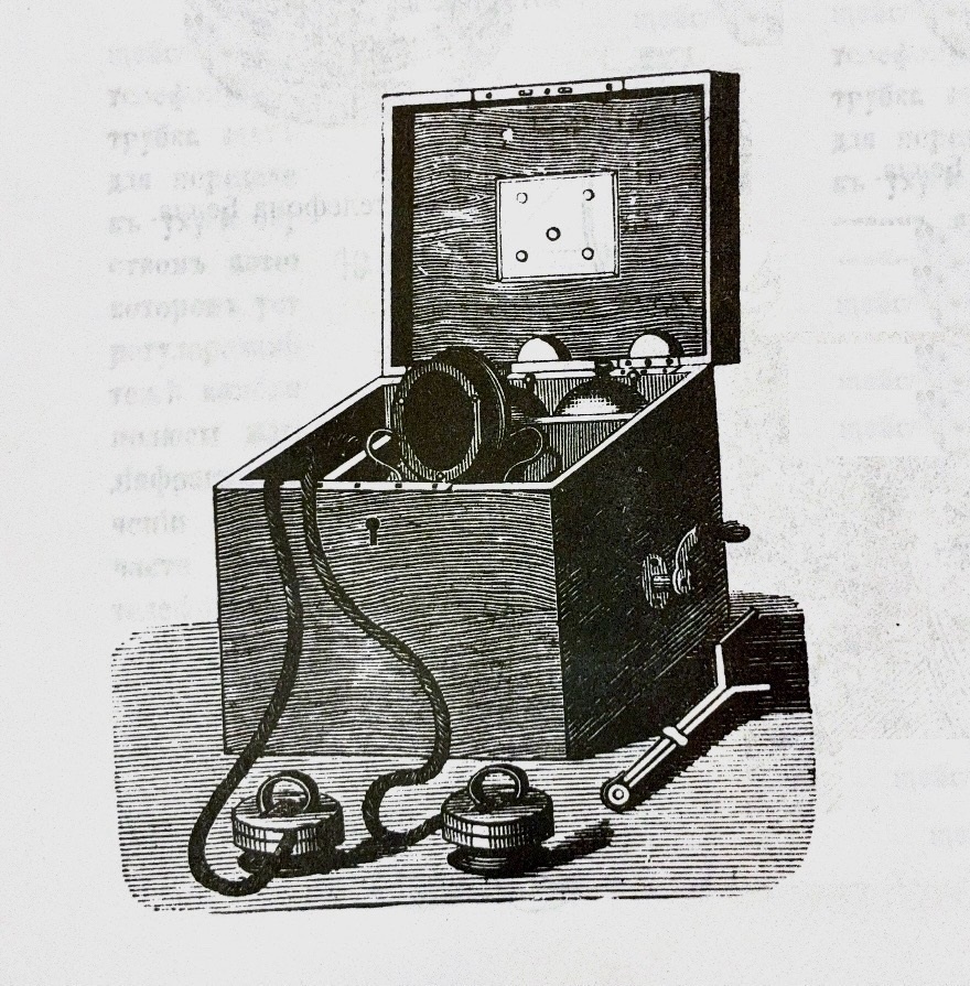 Илюстрация поездного железнодорожного микротелефонного аппарата Голубицского из книги  "У телефона Голубицкий" Бучарского В.В. Фонды НТБ ЦМС.