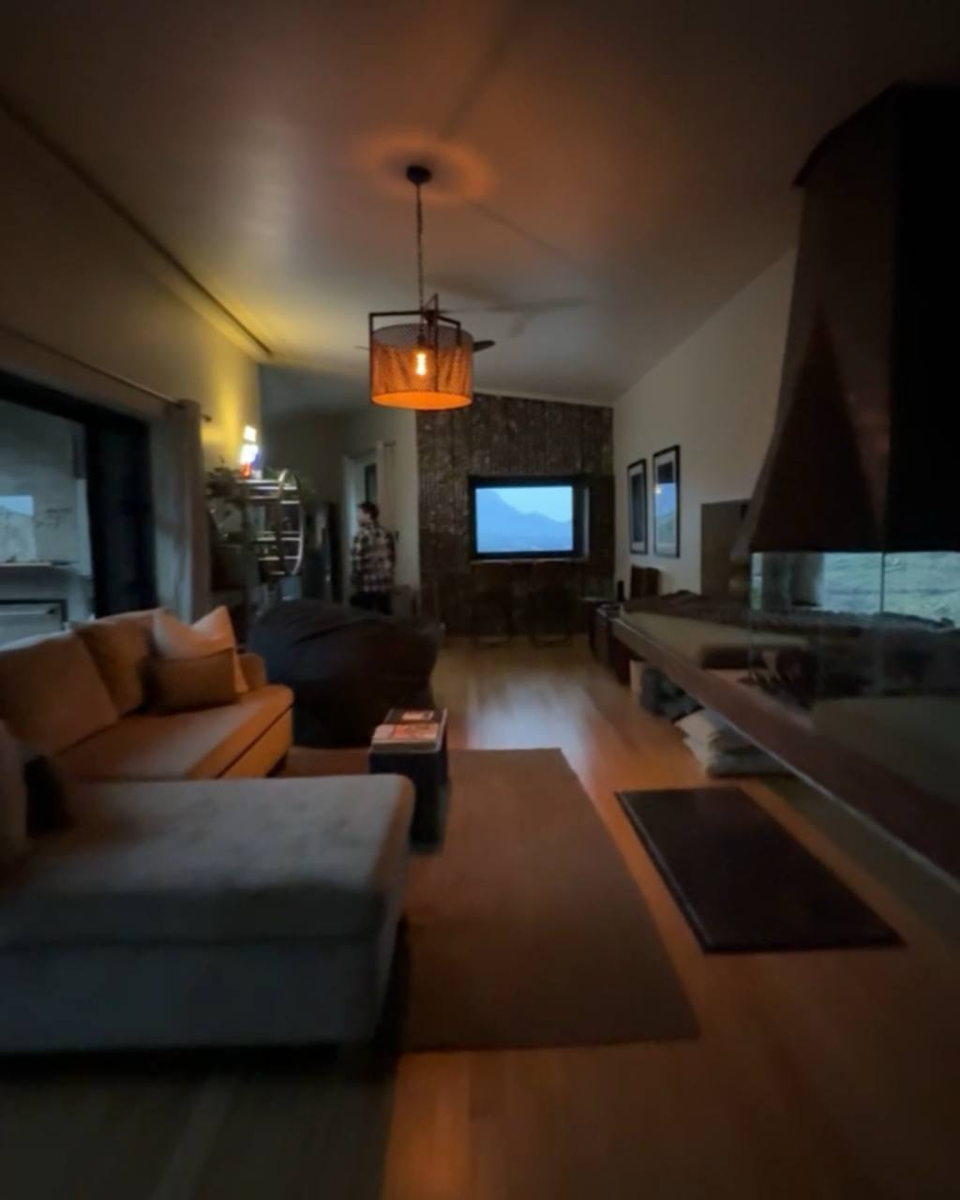 Сначала всё выглядело очень романтично: уютный камин, узкие окна с видом на долину, стильная мебель. Нас порадовал honesty bar — бар, в котором можно налить себе напиток, просто записав, что ты выпил, в специальную тетрадку. А ещё — проигрыватель с винилом, создающий атмосферу настоящей ретро-романтики.