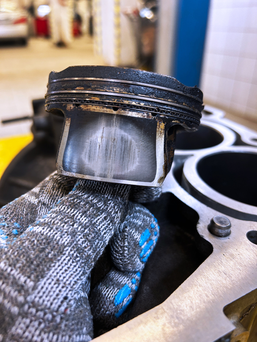 Задиры на поршне — пора на ремонт.