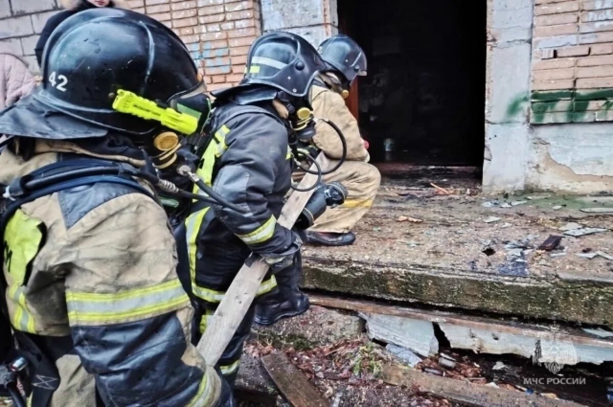    В Верхнем Уфалее при пожаре в жилом доме спасли десять человек