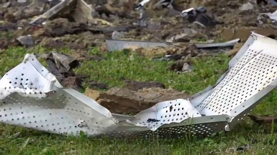 По предварительным данным главы Новороссийска, в результате атаки украинских БПЛА различные повреждения получили около 20 жилых домов как частных, так и многоквартирных.📷Фото: скриншот с видео, опубликованного главой Новороссийска Андреем Кравченко в Telegram-канале