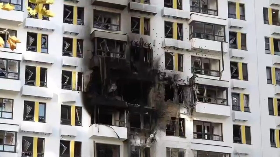 Самые серьезные повреждения получили квартиры в высотках, расположенных в Южном районе города.📷Фото: скриншот с видео, опубликованного главой Новороссийска Андреем Кравченко в Telegram-канале