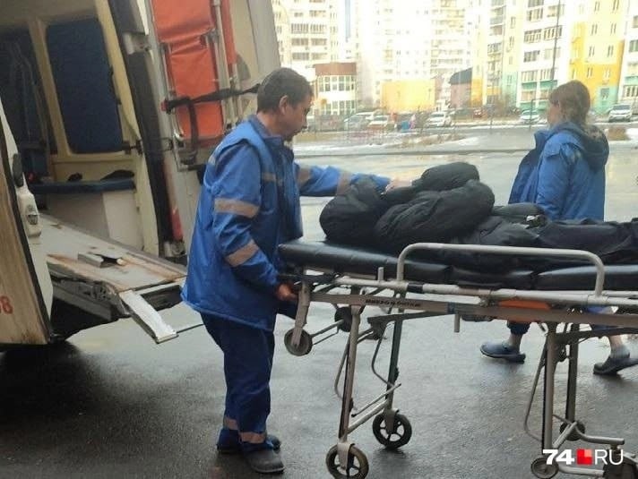 На фото девочку увозят врачи