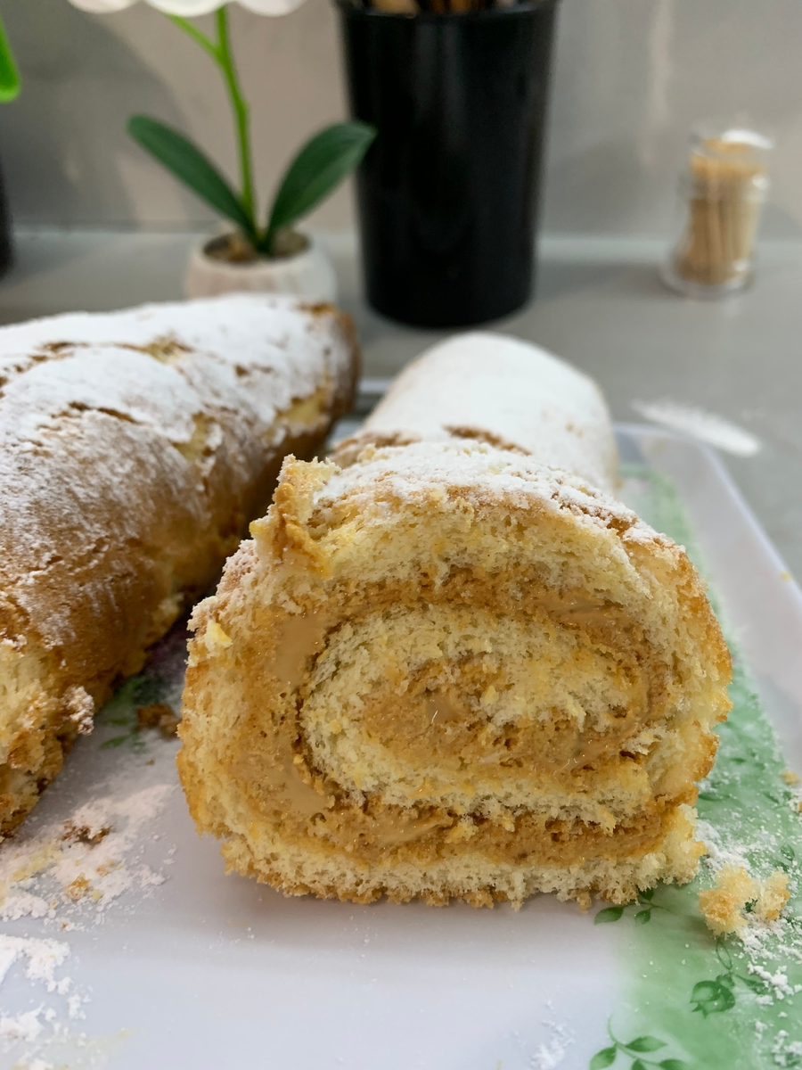 Бисквитный рулет🔥 Простой, быстрый и очень вкусный рецептик🤤
Ингредиенты: 
🍓Яйца-5шт
🍓Мука-1ст
🍓Сахар-1ст
🍓разрыхлитель-10г
🍓Вар.сгущенка-1б
🍓Сметана25%-300г
Приготовление:
Яйца взбиваем с сахаром до пышной, густой пены. Муку смешиваем с разрыхлителем, порциями добавляем к яичной смеси и аккуратно перемешиваем, чтобы яйца не осели. (В тесто по желанию можно добавить ванилин)Противень застилаем пергаментом и распределяем равномерно по нему готовое тесто. Выпекаем уже в разогретой духовке корж при 180 градусов 15-20 минут. 
Пока корж выпекается приготовим крем: Сметану и сгущенку смешиваем до однородности и готово😊
Готовый корж смазываем нашим кремом и заворачиваем в рулет. Можно украсить сахарной пудрой и ягодами. Приятного аппетита 😋 
P.S- Начинка у рулета может быть любая, какая вам только нравится. Это может быть любой крем, любое повидло, джемы, варенье, свежие ягоды. В общем все, что вашей душе угодно🥰