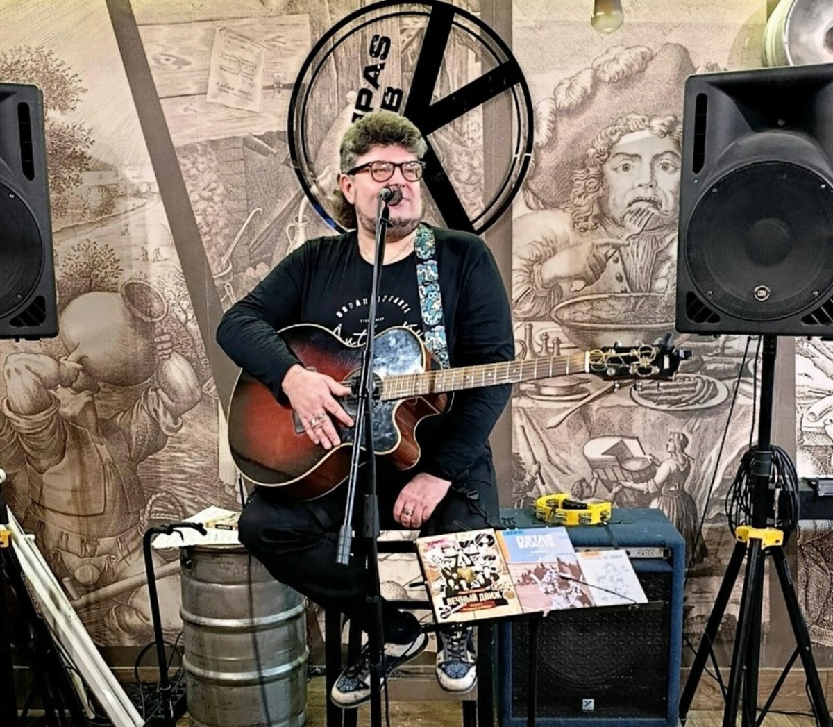 Гарри Ананасов в «Компас-пабе» (22 ноября 2025 г., Уфа). Фото:Галарина Ефремова