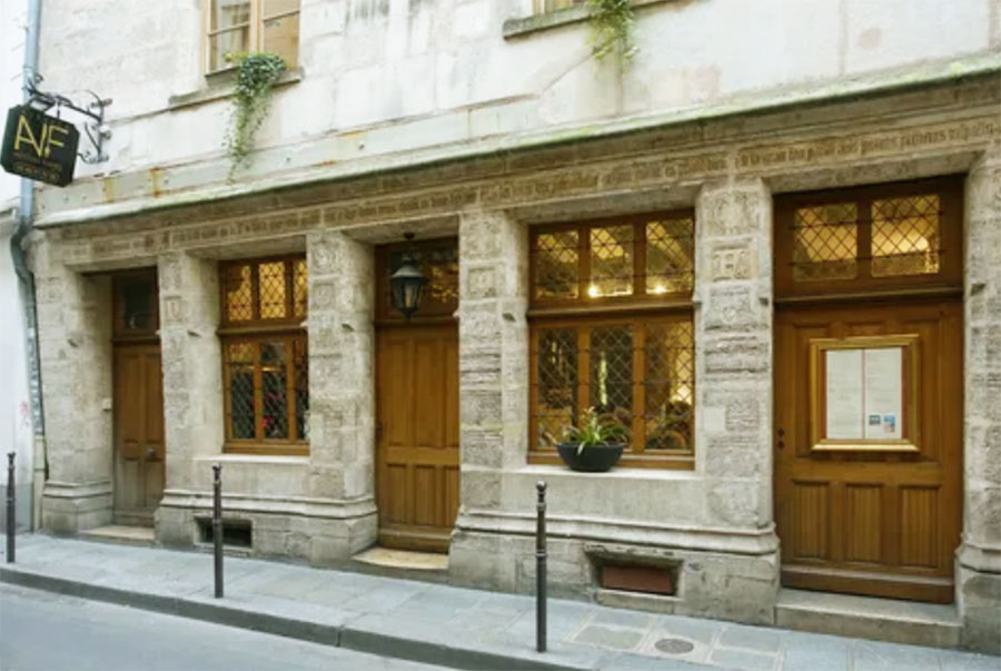 Дом Николя Фламеля номер 51, на улице Монморански в Париже.