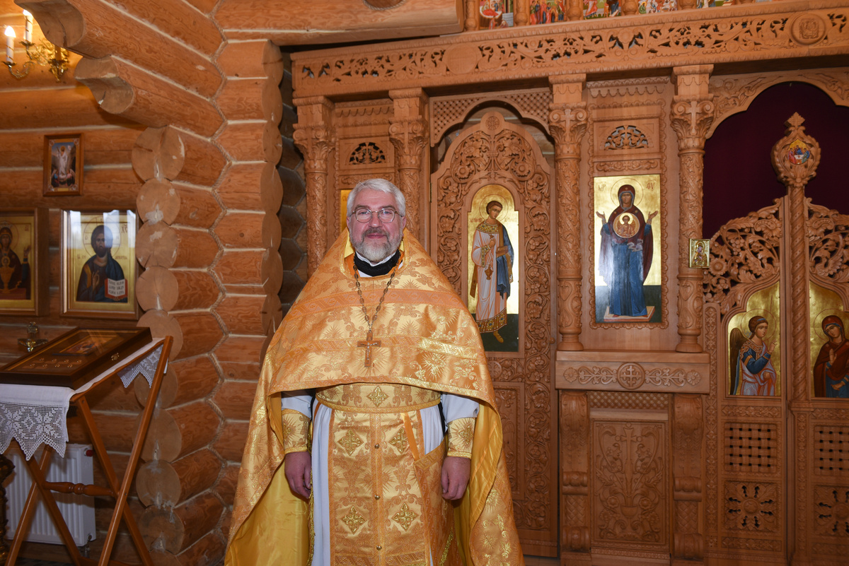 Настоятель храма отец Сергий (Щербаков) очень открытый и добрый человек.