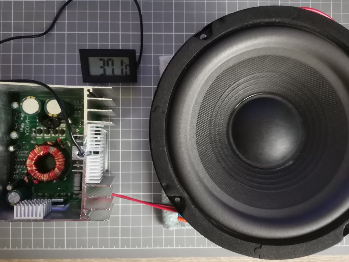 Сабвуфер с таким динамиком играл в половину мощности и нагрев радиатора усилителя при этом не превышал ~ 37° C