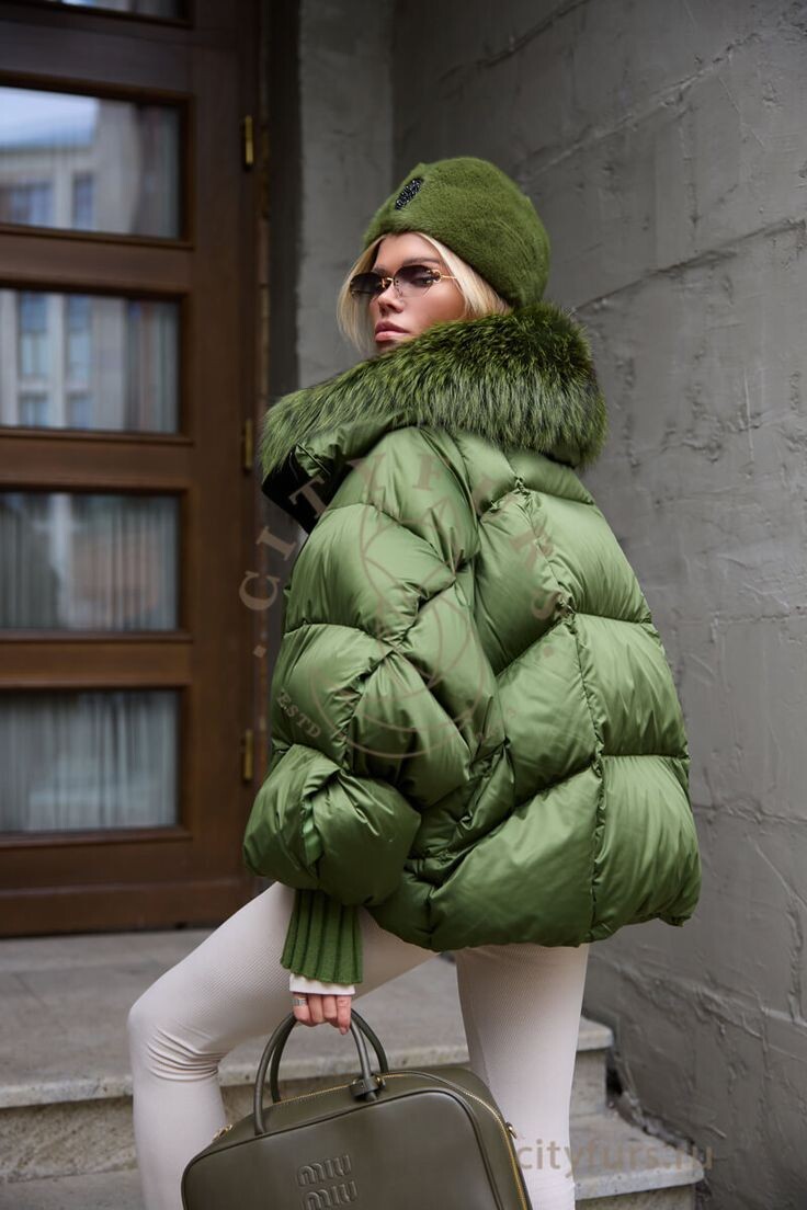 Модель с трикотажными манжетами и меховым воротником.