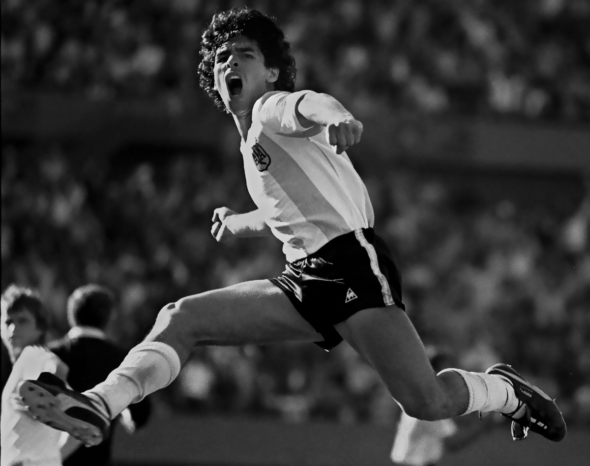   Марадона празднует забитый гол в товарищеском матче против Польши, 1980 годOmar Torres/Getty Images