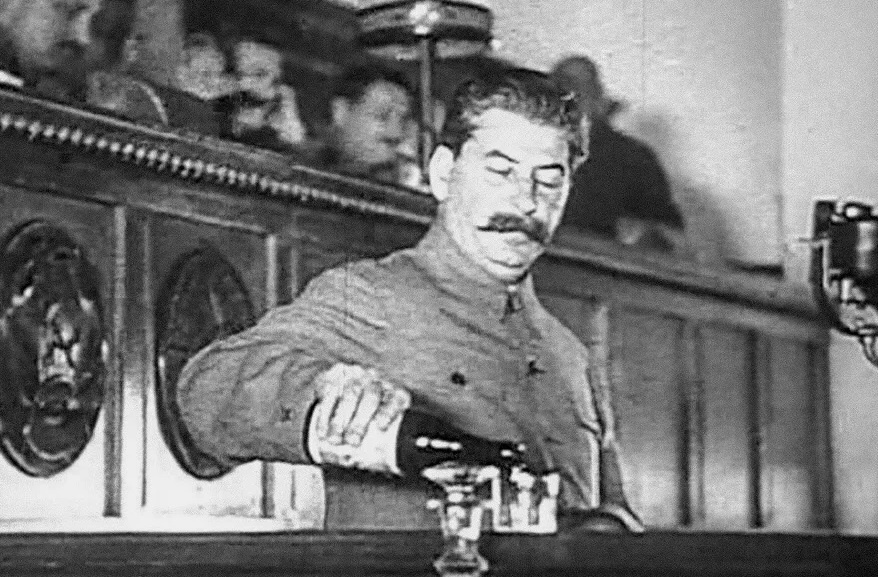 На заседаниях пили только минеральную воду