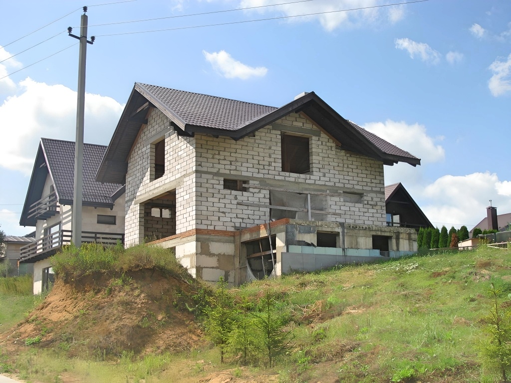 Недостроенный дом перед достройкой