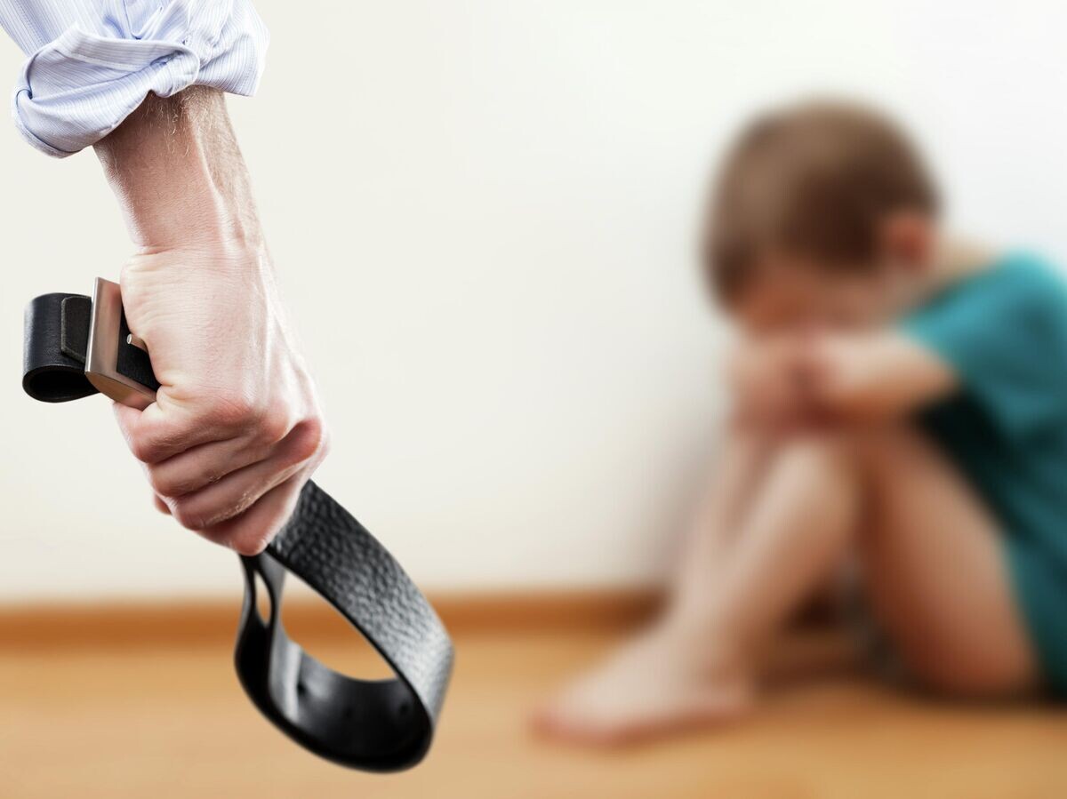    Мужчина бьет ребенка © Depositphotos.com / ia__64