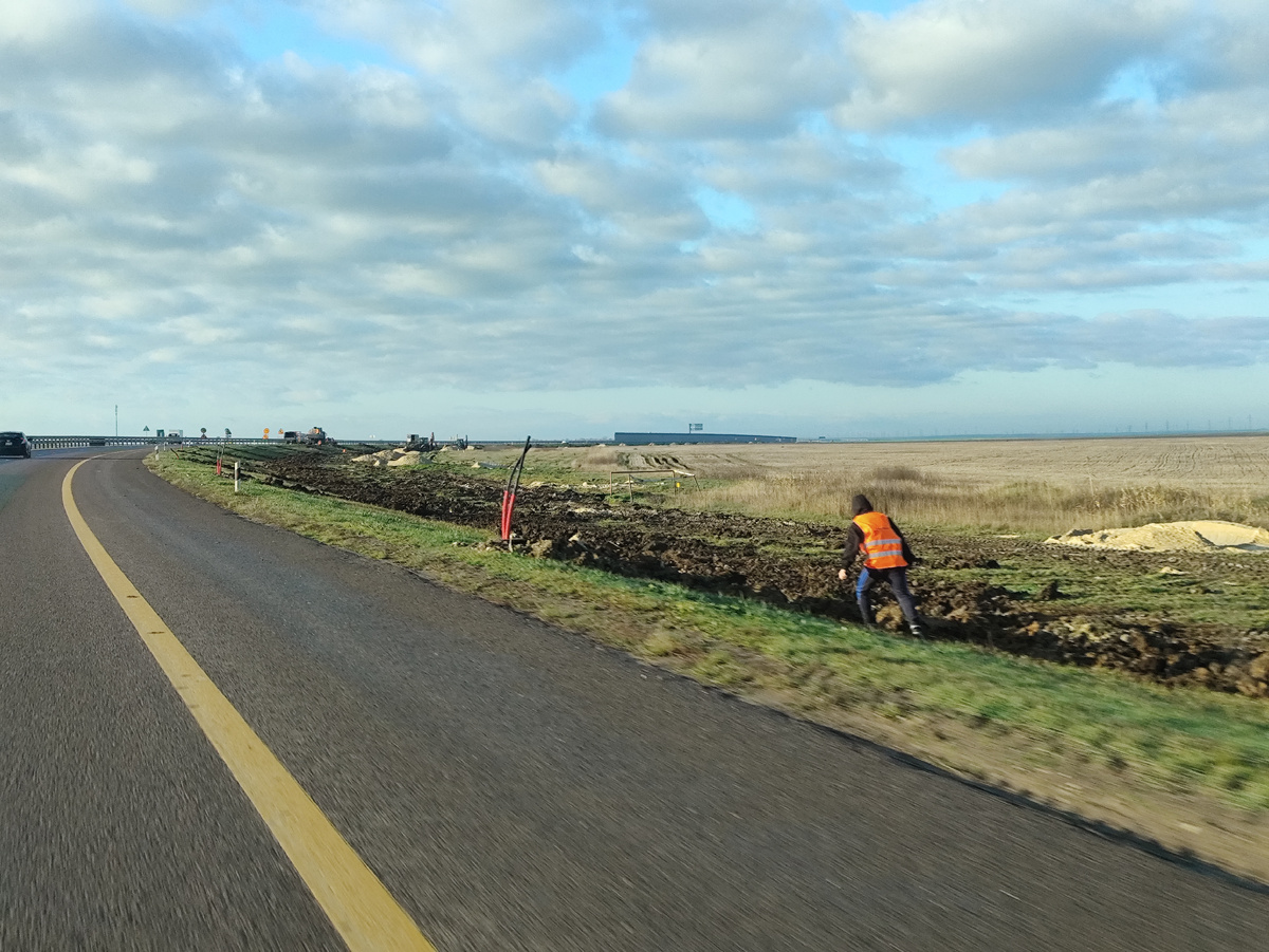 Уже опоры под столбы установлены, и провода торчат