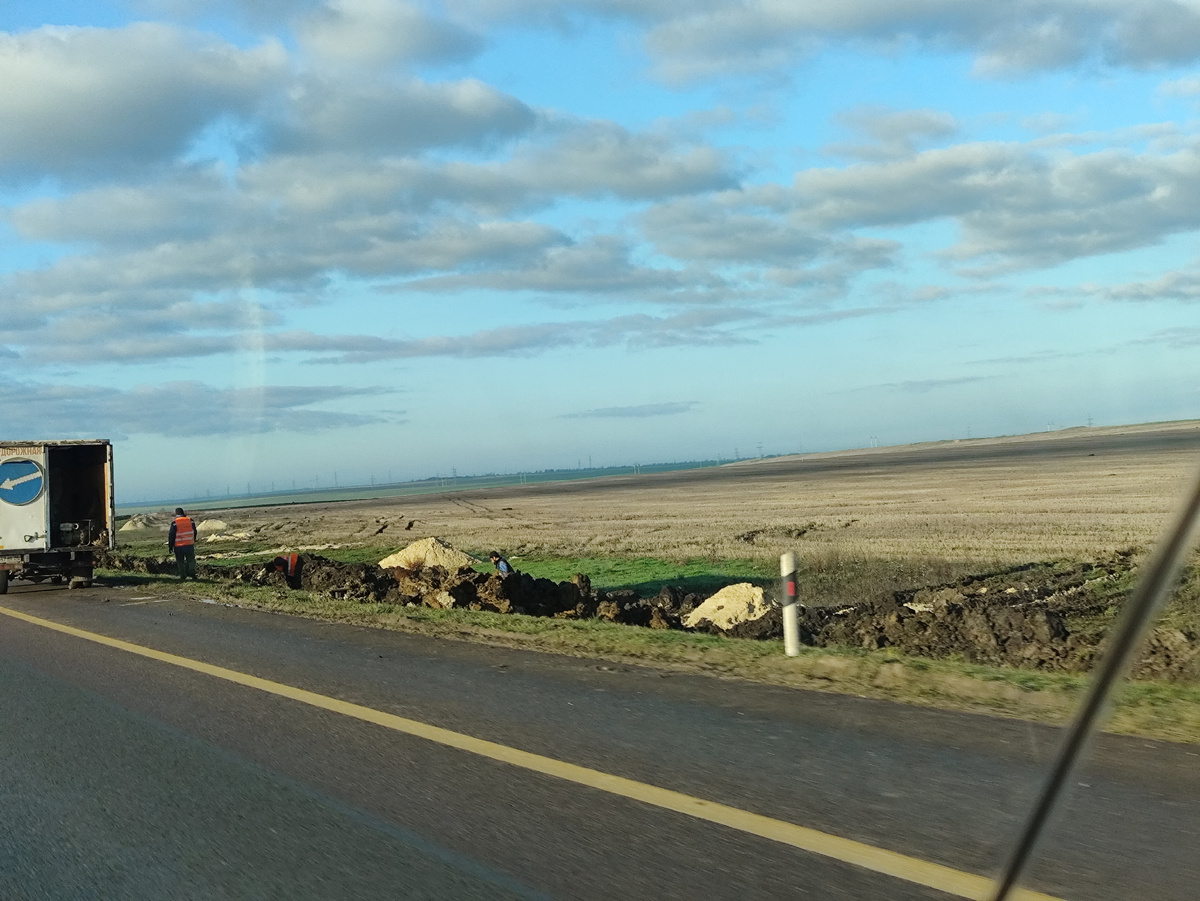 Где-то копают, а тут кабель растягивают