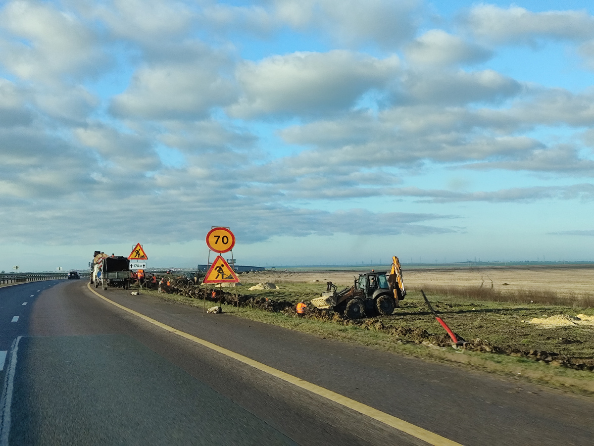 Техники полно по всей трассе