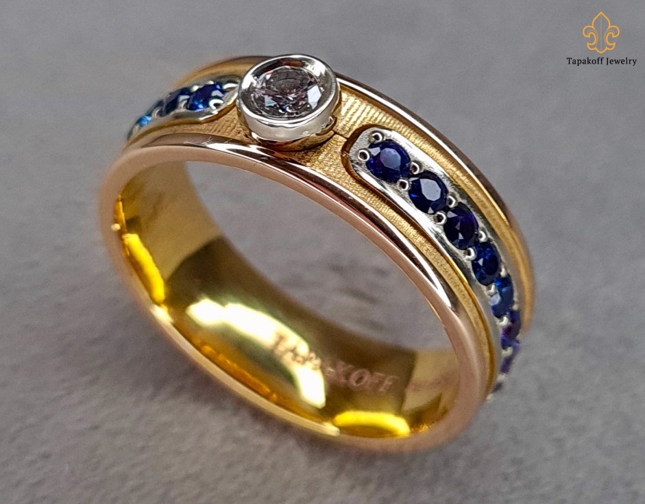 Мужское кольцо из золота. Вставки – бриллиант и сапфиры. Выполнено на заказ