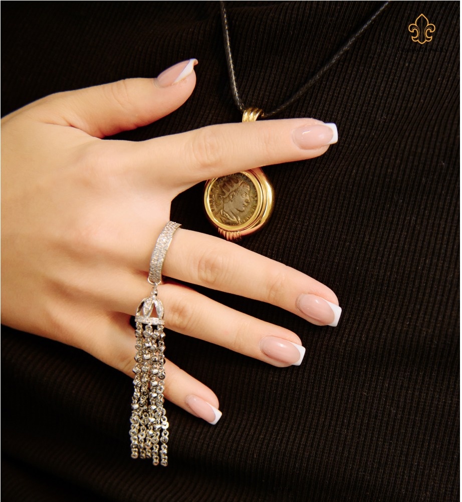 Кулон с настоящей монетой. Золото 750 пробы. Работа художника-ювелира Руслана Тапакова